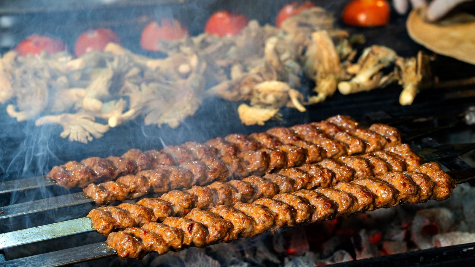 Típico kebab picado al estilo Adana cocinado lentamente al fuego de carbón.