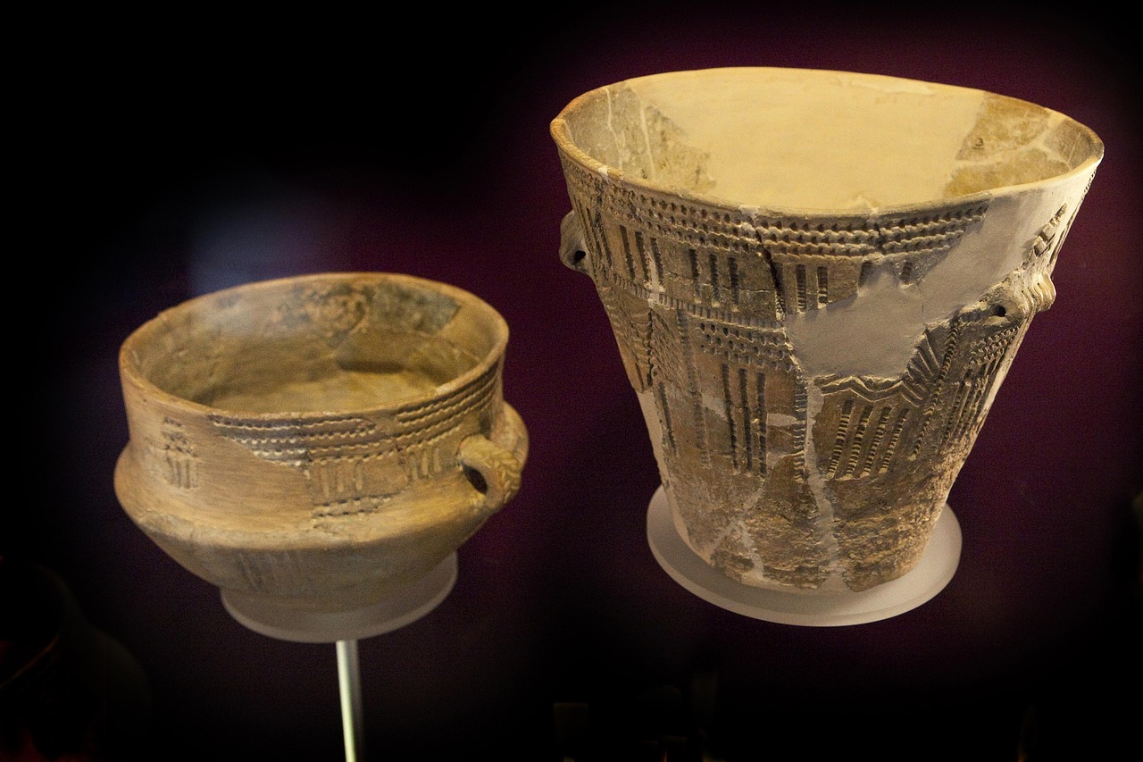 Piezas de cerámica prehistórica con grabados geométricos expuestas en el museo.