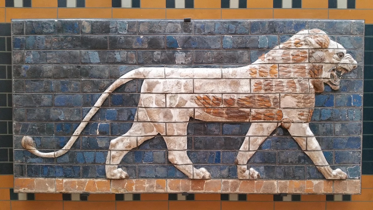 Relieve antiguo de un león en azulejos expuesto en el museo arqueológico.