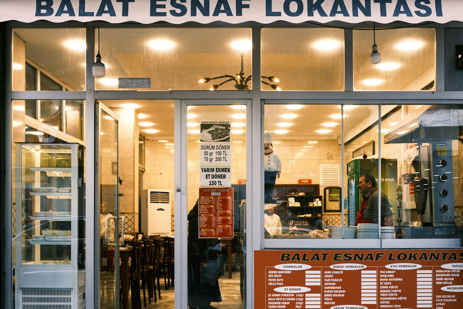 Fachada de un restaurante local en Balat que ofrece döner de carne con precios.