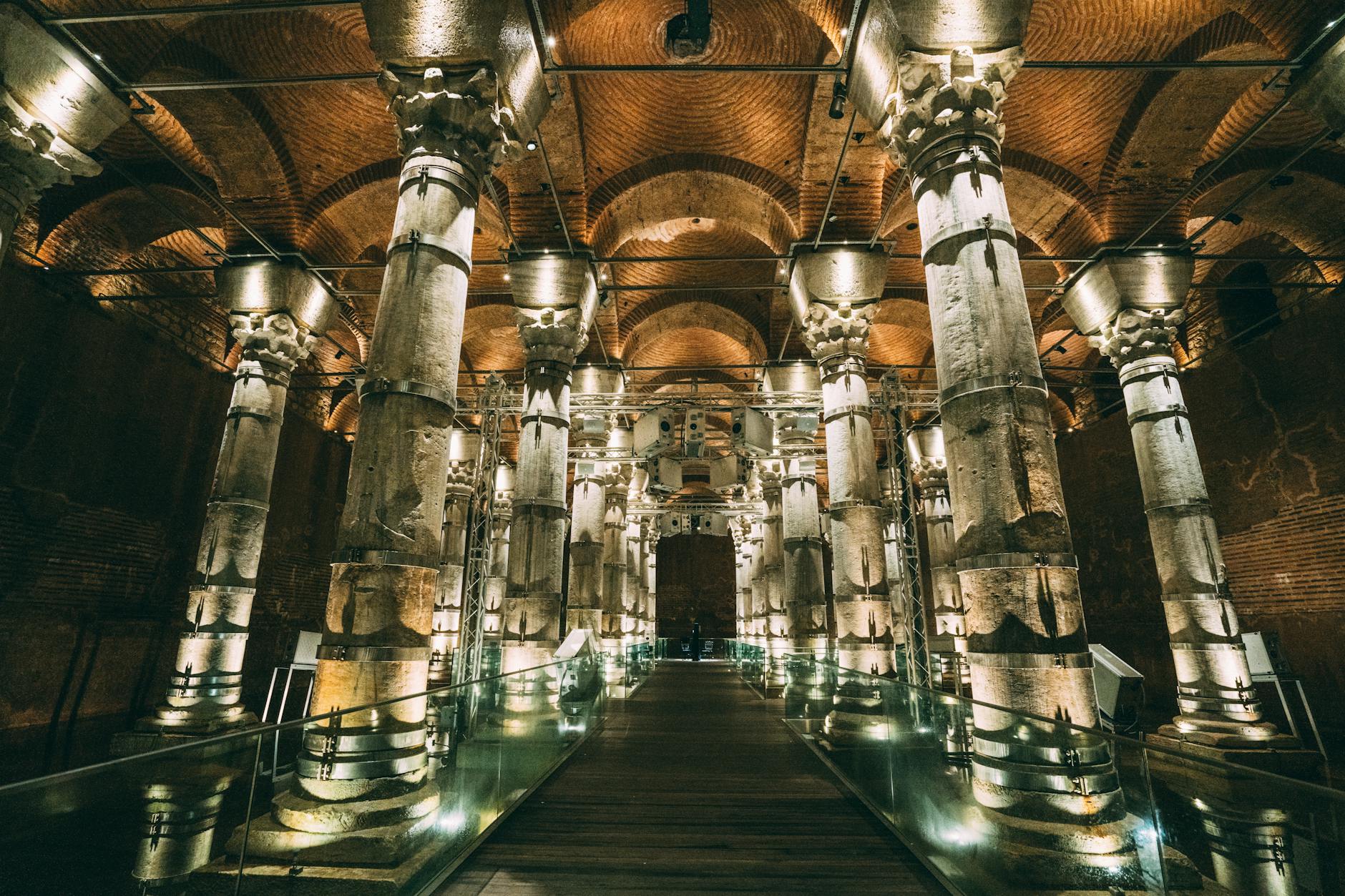 Impresionante vista de las columnas iluminadas dentro de la antigua Cisterna Basílica.