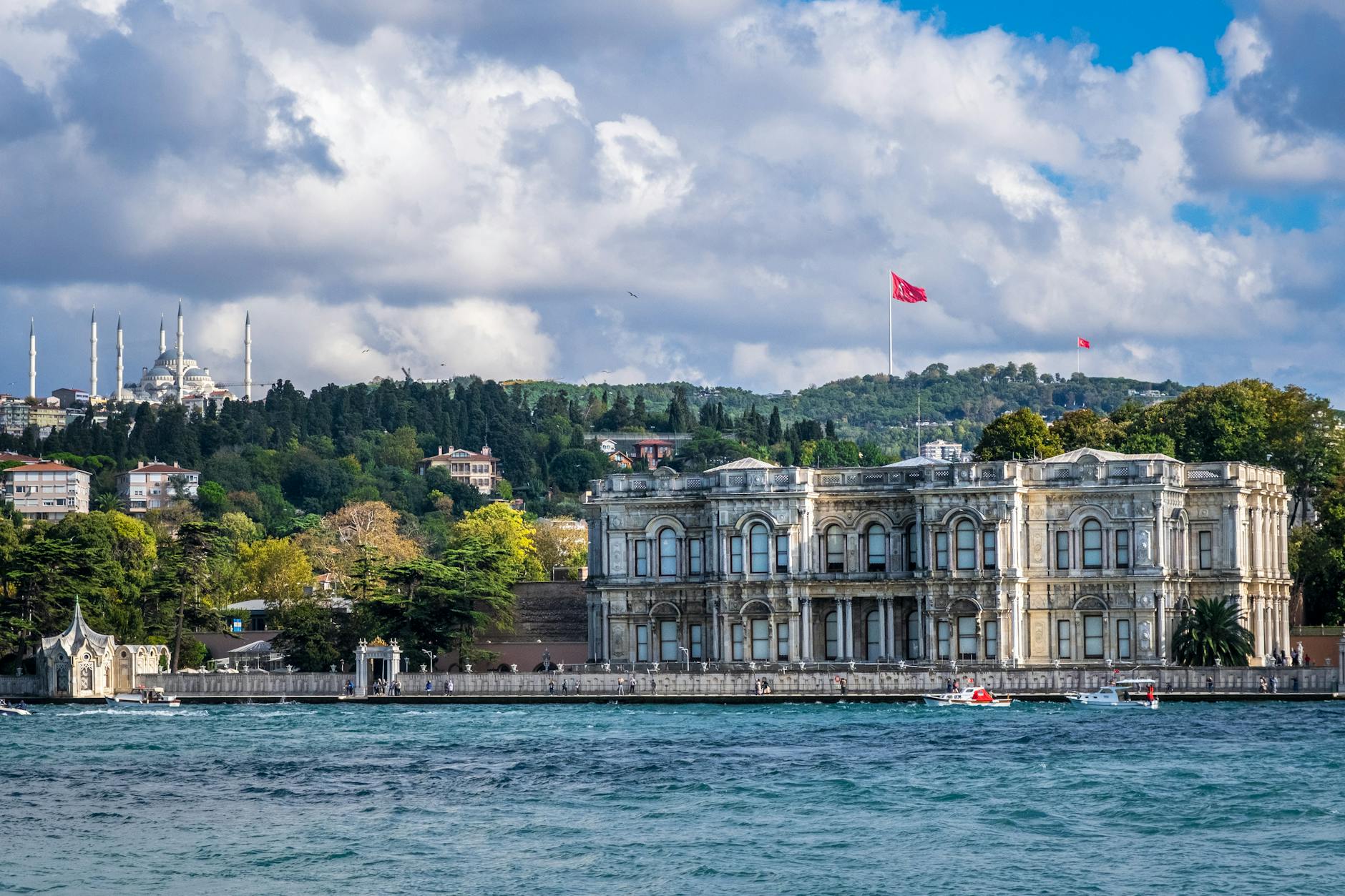 El Palacio de Beylerbeyi frente al mar con la gran mezquita de Çamlıca al fondo.