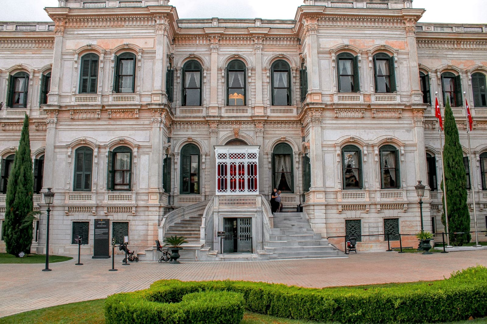 Fachada del palacio otomano de Beylerbeyi a orillas del estrecho del Bósforo.