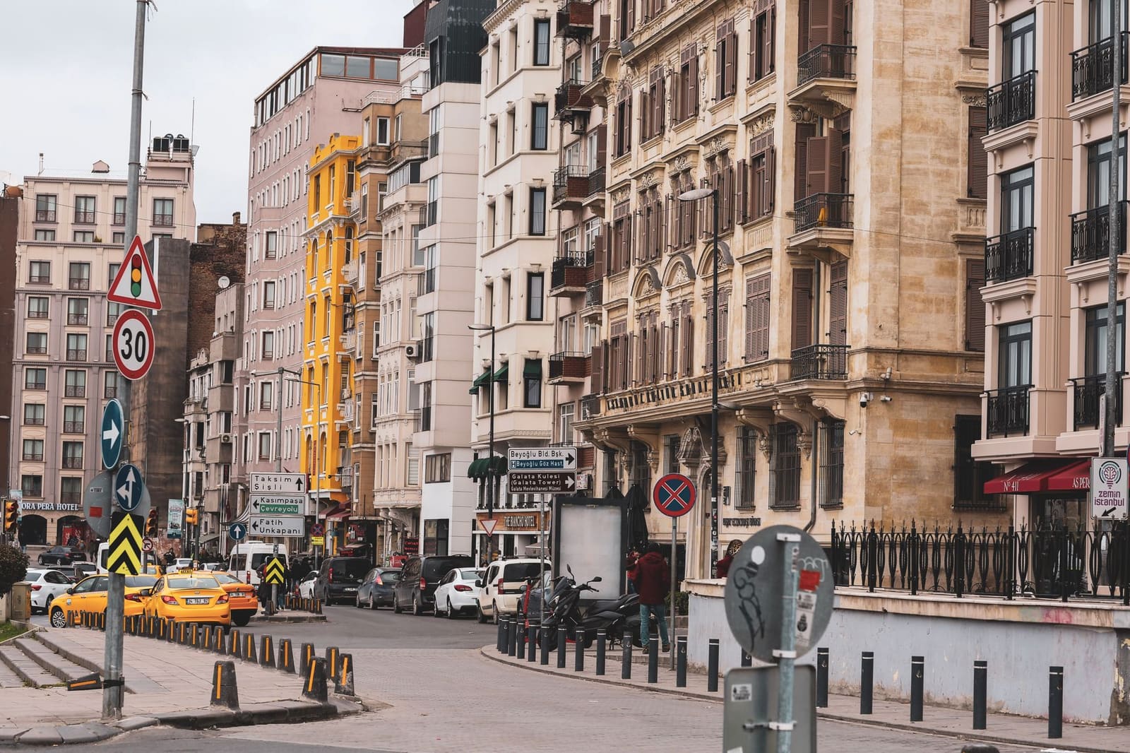 Edificios y alojamientos turísticos en el distrito de Beyoğlu en Estambul.