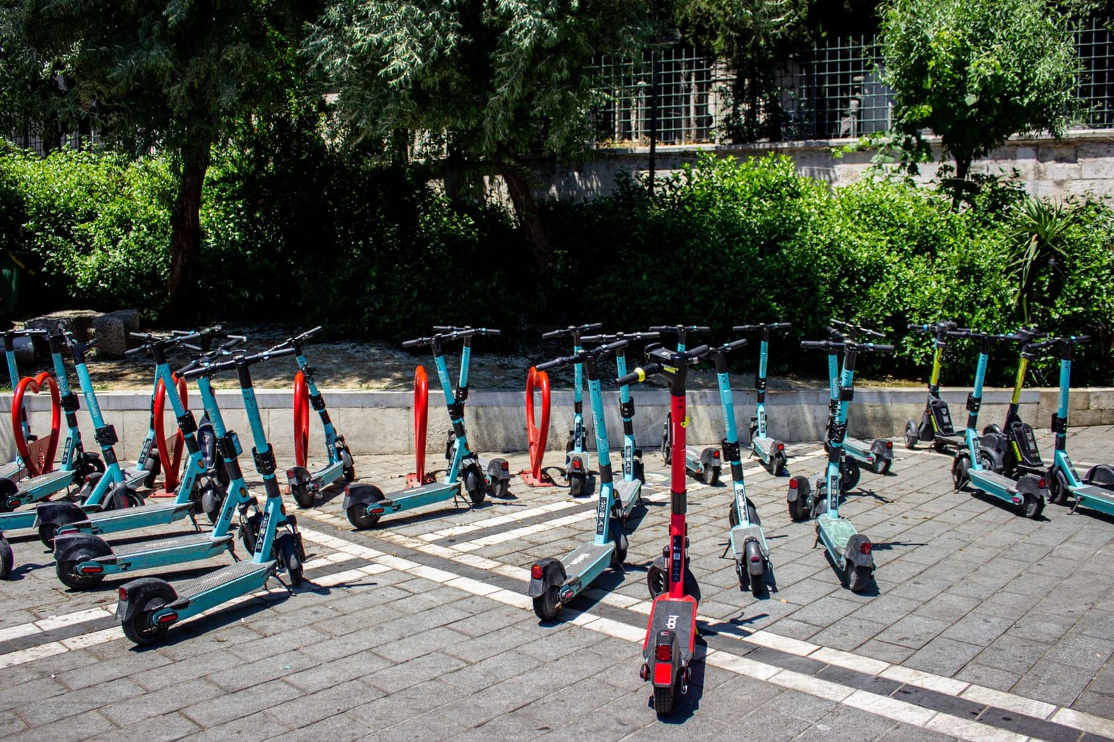 Fila de patinetes eléctricos BinBin y Hop estacionados en una plaza de Estambul.
