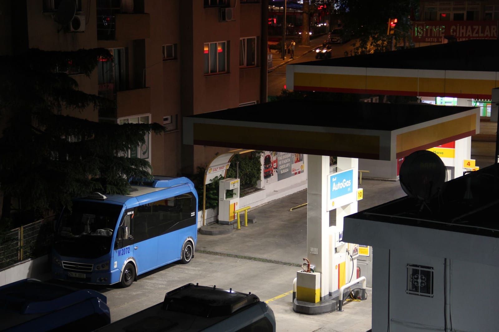 Minibús azul de la ruta de Kadıköy en una estación de servicio.