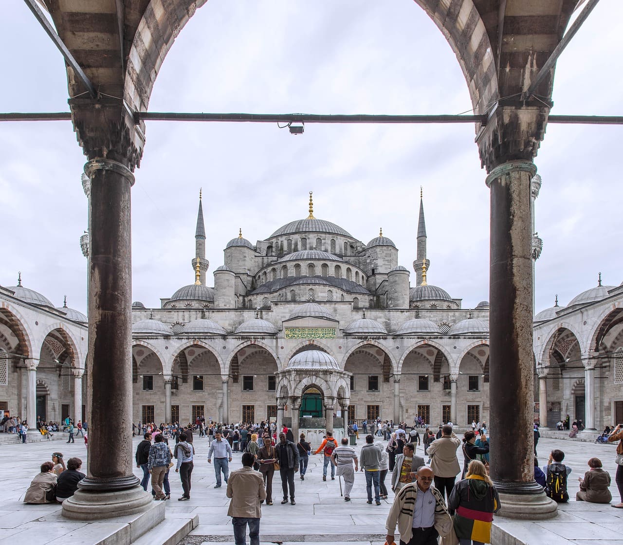 Turistas recorren el patio central de la Mezquita Azul en Estambul.