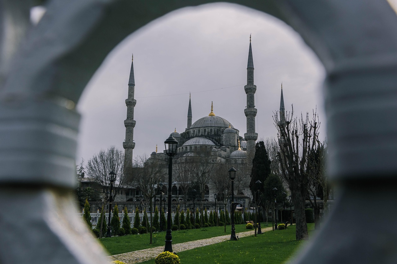 La majestuosa Mezquita Azul de Estambul vista a través de un arco de mármol.