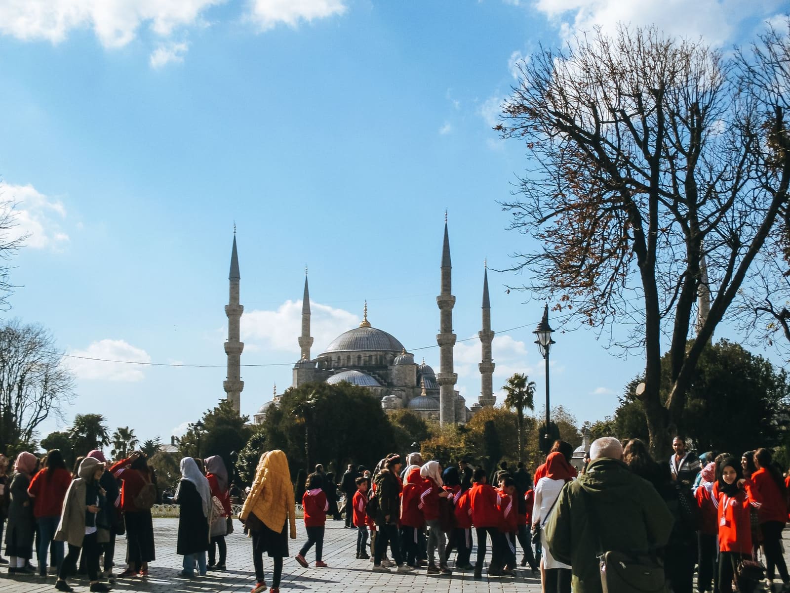 Turistas reunidos en la plaza frente a la Mezquita Azul de Estambul.