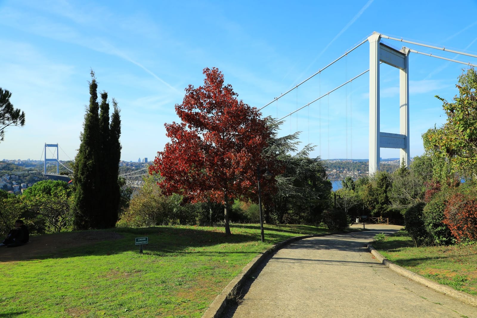 Sendero en un parque de Estambul con vistas al puente del Bósforo en otoño.