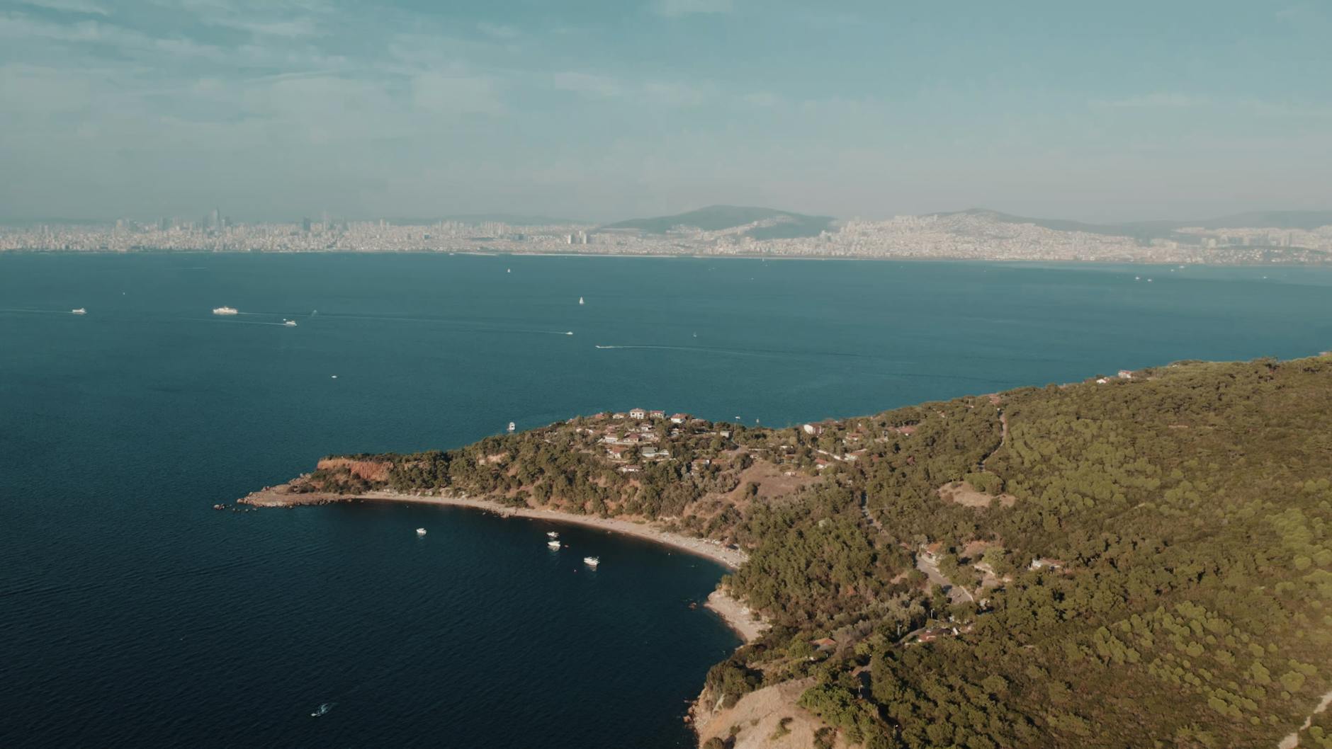 Panorámica de Burgazada con la costa de Estambul visible en el horizonte marino.