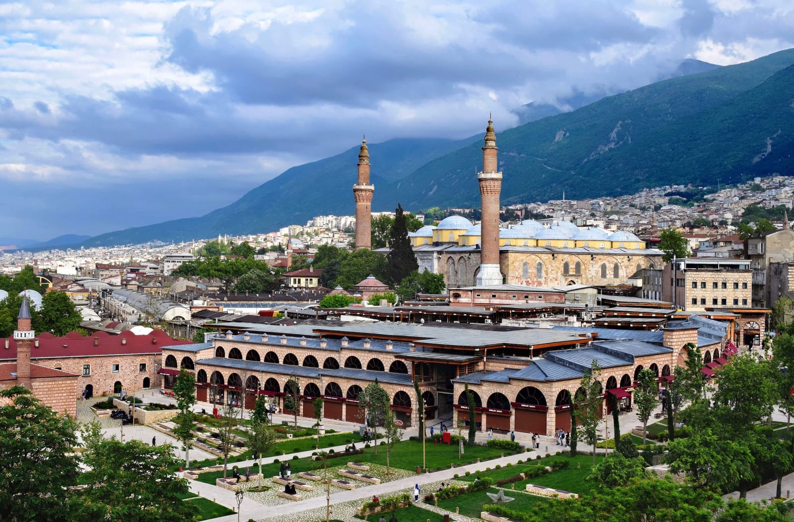 Panorámica del bazar histórico y la Gran Mezquita en el centro de Bursa.