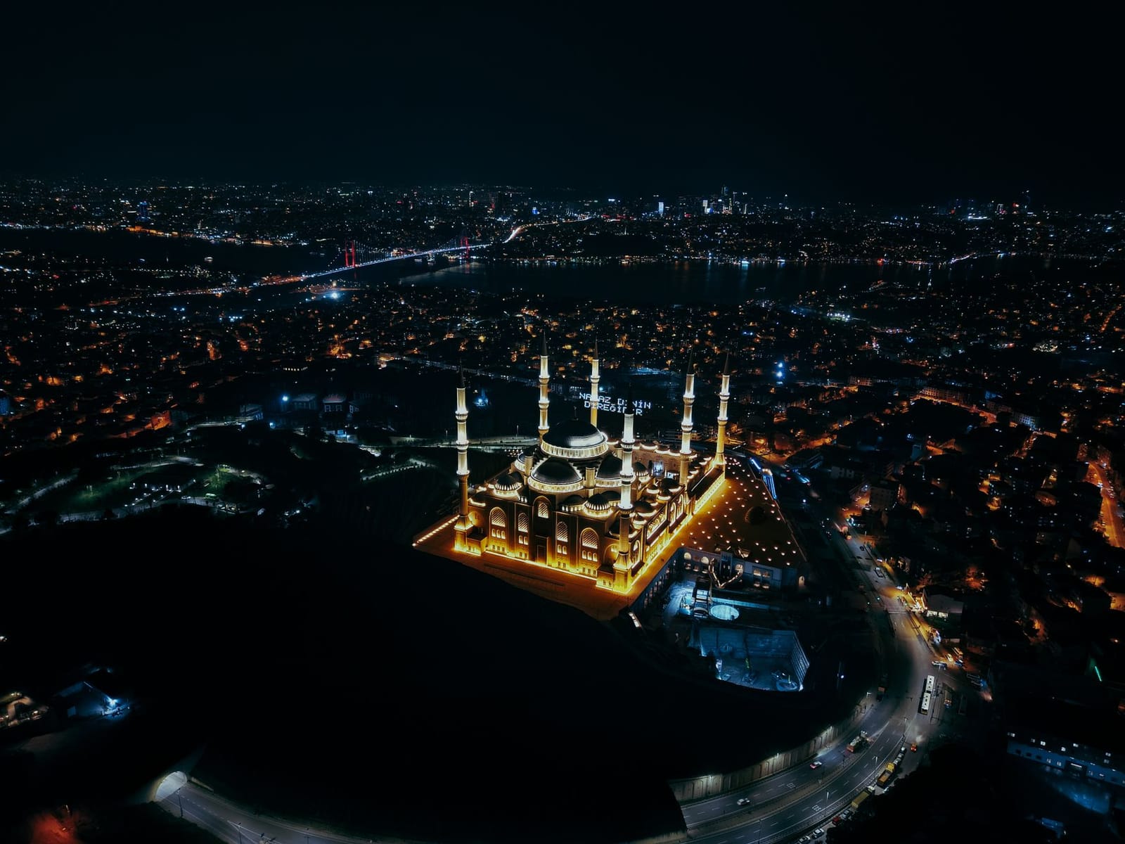 Mezquita Çamlıca iluminada con luces mahya tradicionales durante las noches de Ramadán.