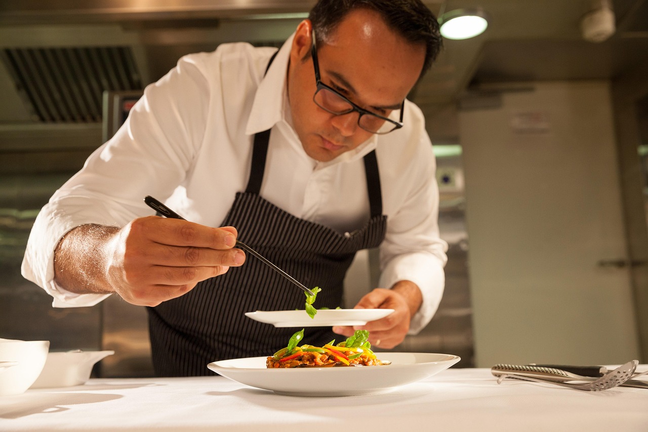 Chef preparando un plato gourmet en un restaurante de alta cocina en Estambul.