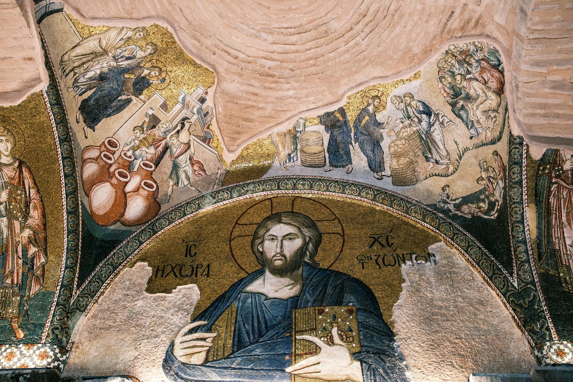 Mosaico detallado de Cristo Pantocrátor en el techo de la Mezquita de Kariye.
