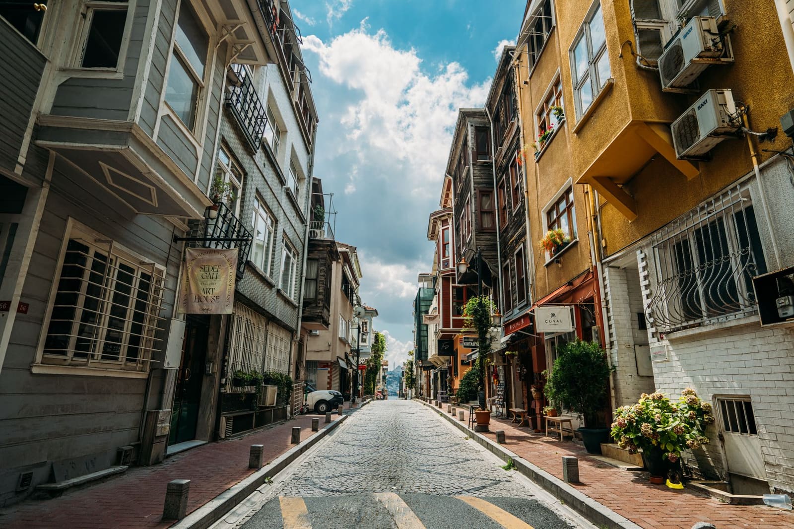 Calle empedrada con edificios tradicionales de alojamiento en Estambul.