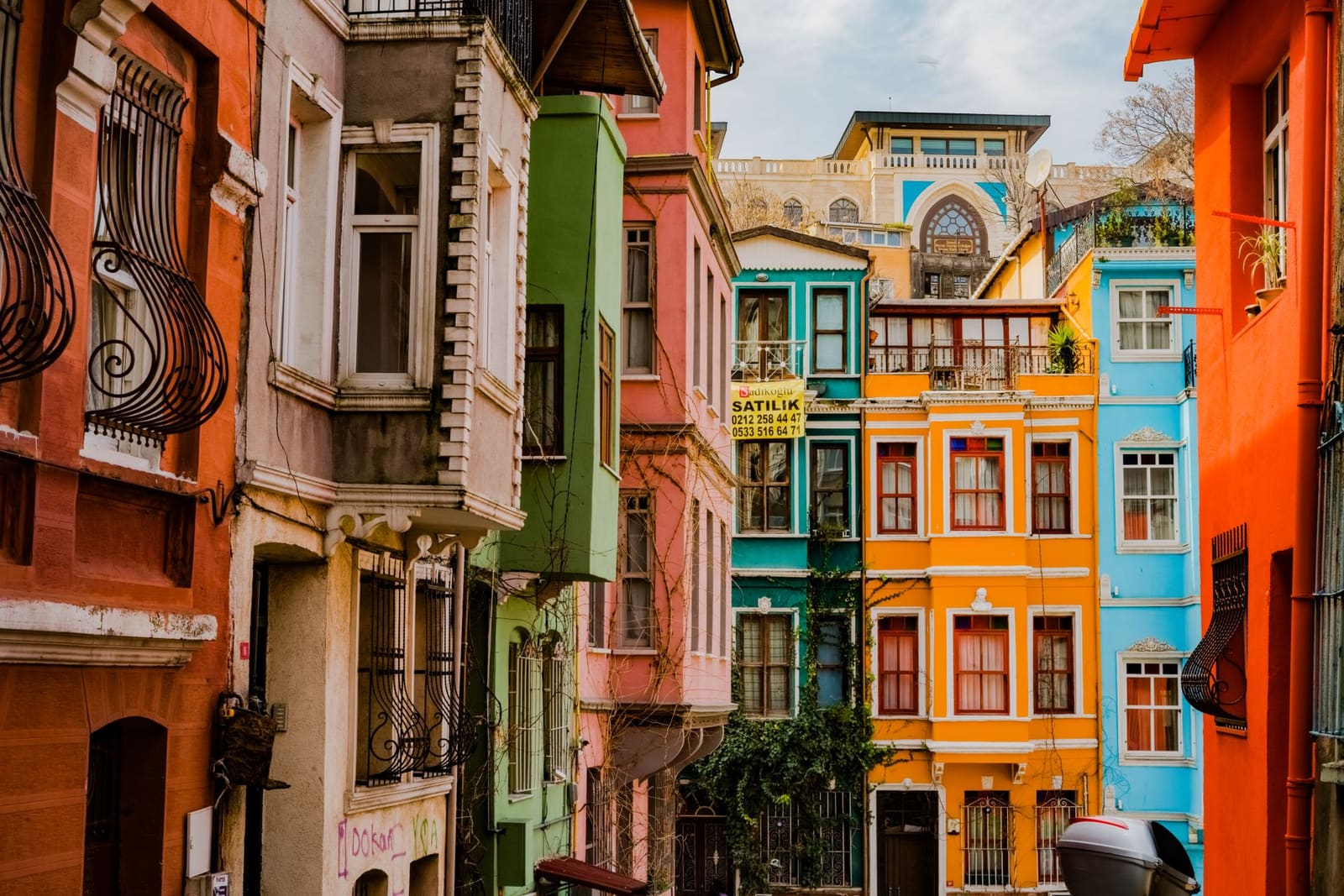 Coloridos edificios residenciales de alquiler turístico en el barrio de Balat.