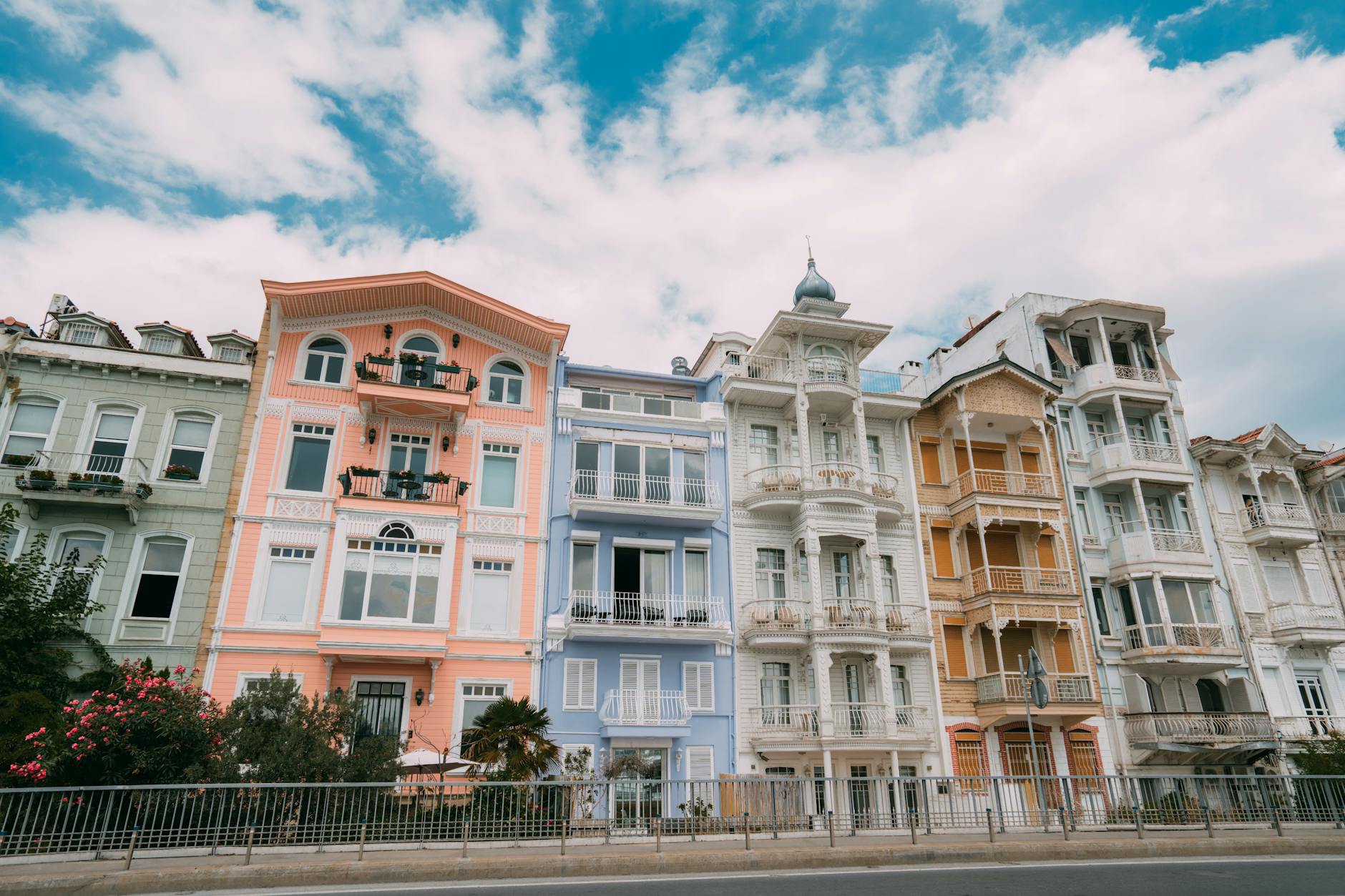 Fila de casas históricas de madera de colores pasteles en el barrio de Arnavutköy.