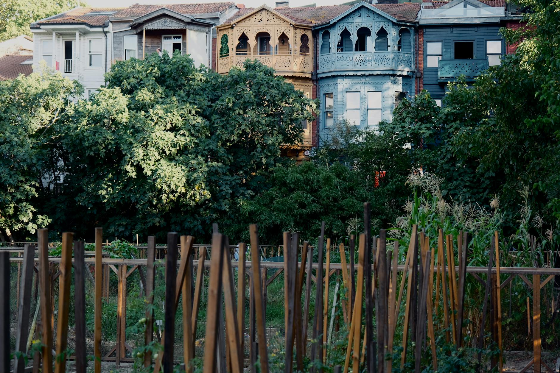 Fachadas de casas tradicionales de madera con balcones tallados en Arnavutköy.