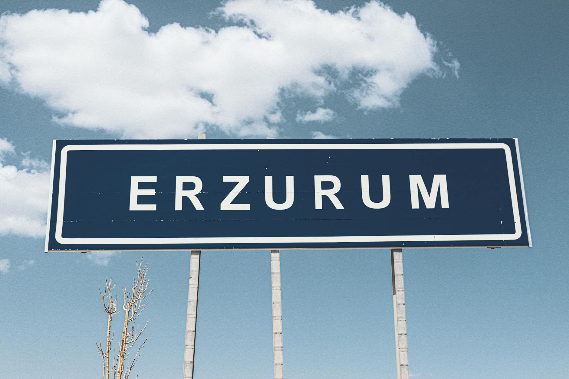 Cartel azul que indica la entrada a Erzurum, origen del cordero auténtico.