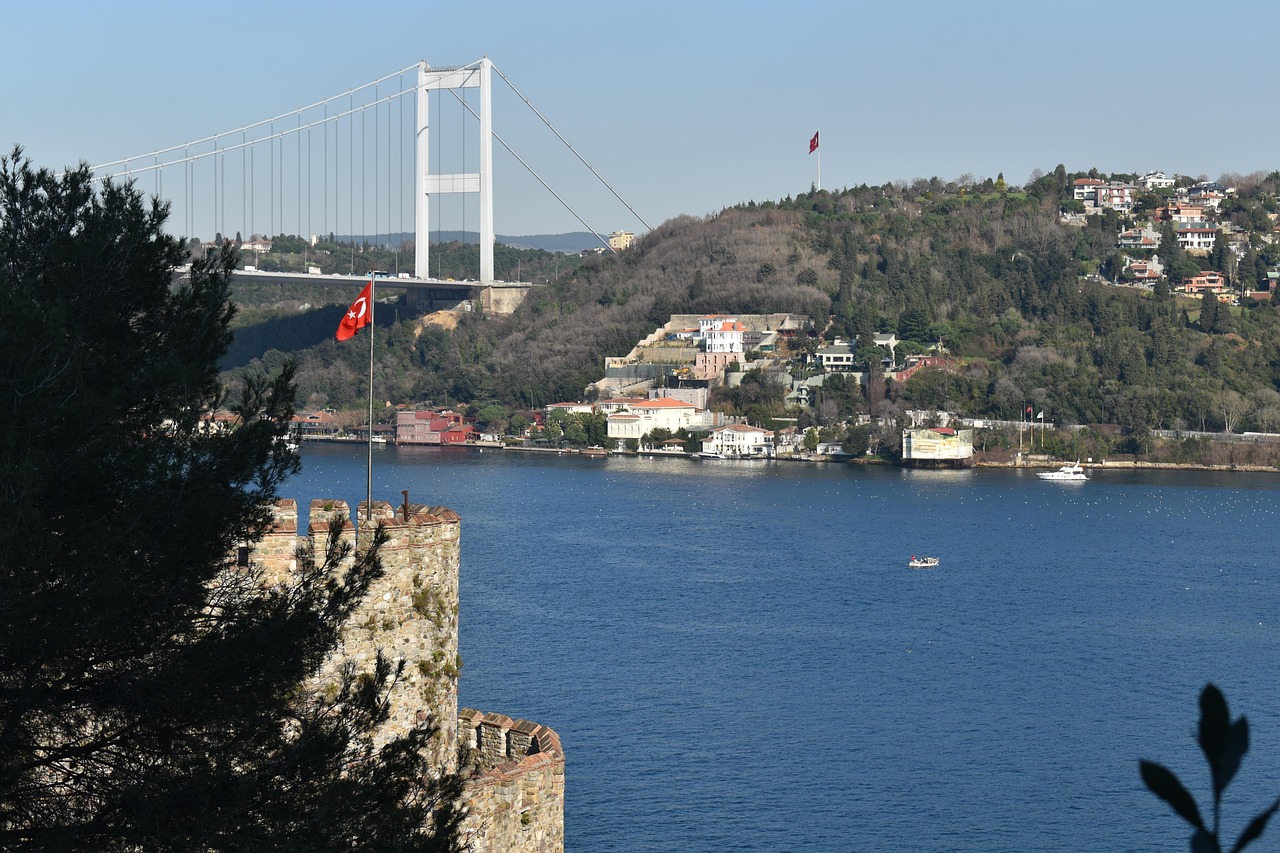 Vista panorámica del puente Fatih Sultan Mehmet desde la fortaleza de Estambul.