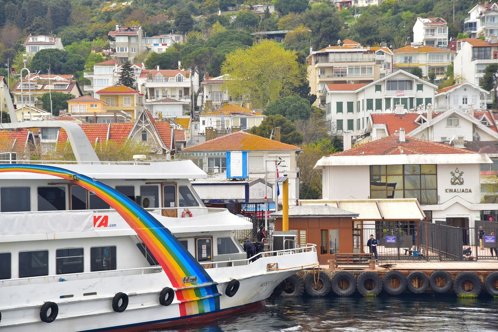 Ferry de pasajeros atracado junto al muelle de la isla Kınalıada.