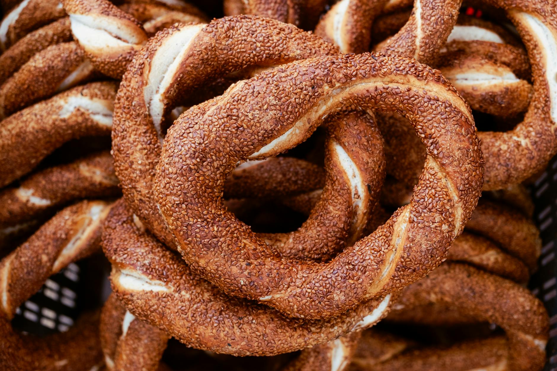 Primer plano de varios panes simit tradicionales cubiertos de semillas de sésamo.