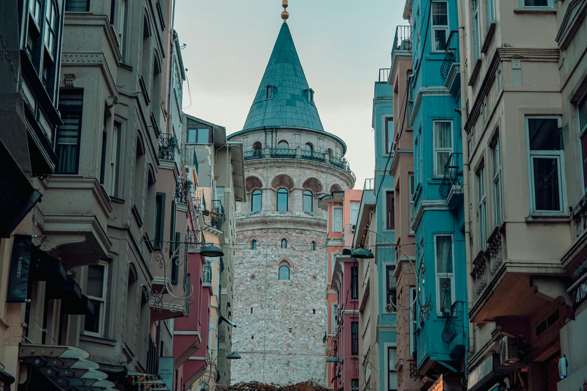Icónica vista de la Torre de Gálata enmarcada por las coloridas calles del barrio.