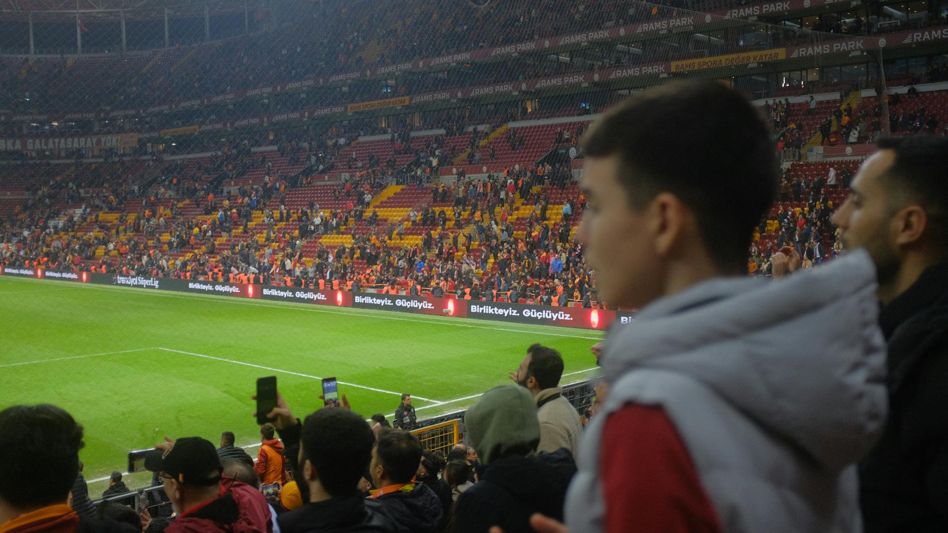 Espectadores en el estadio Rams Park de Estambul durante un partido del equipo local Galatasaray.
