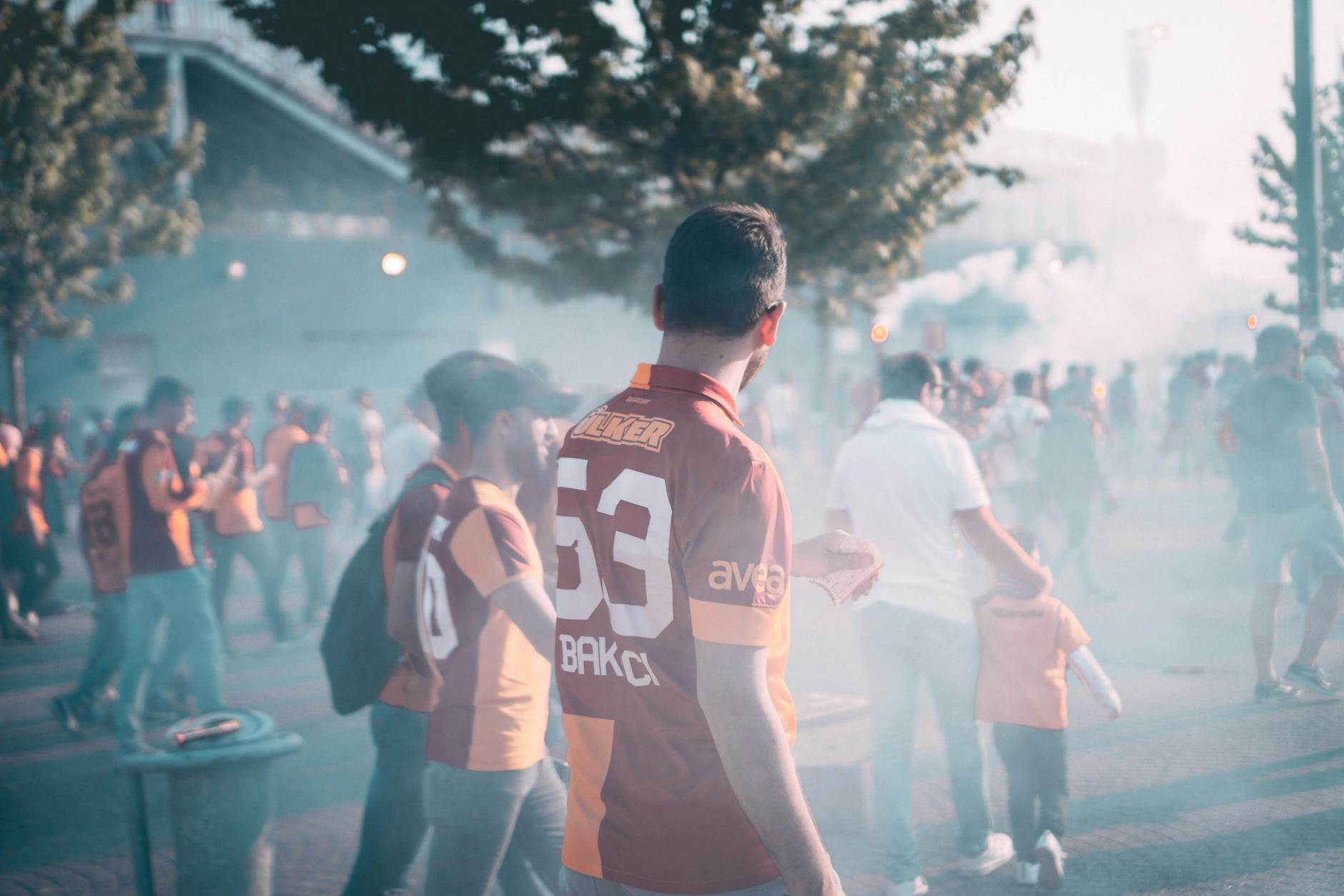 Aficionados del Galatasaray con la camiseta oficial en los alrededores del estadio en Estambul.