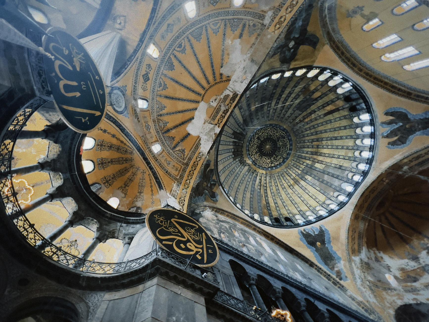 Impresionante vista de la cúpula principal de Santa Sofía desde el recorrido superior.