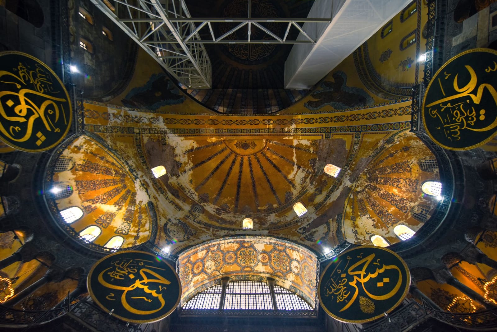 Estructuras metálicas de restauración instaladas bajo la cúpula principal de Santa Sofía.