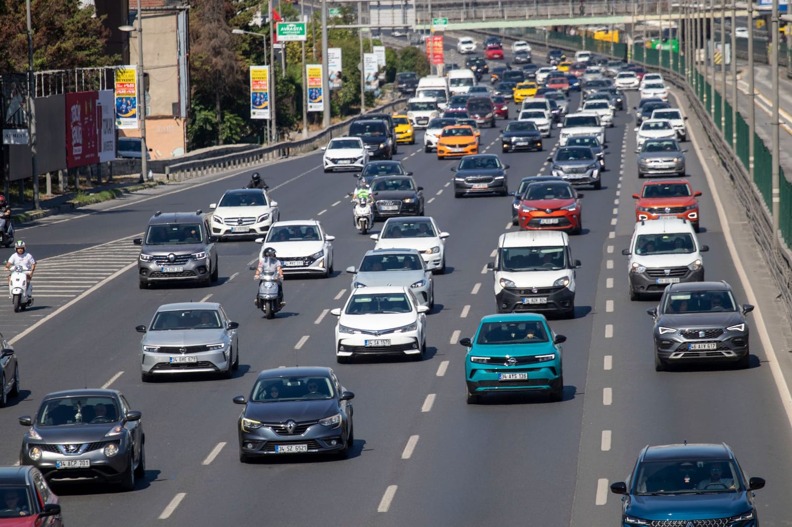 Tráfico intenso y coches circulando por los múltiples carriles de una autopista turca.