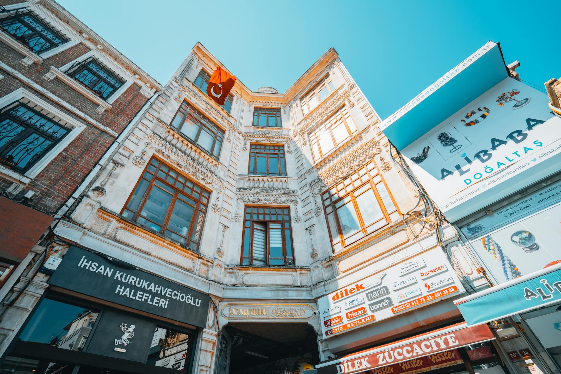 Fachada de un antiguo edificio comercial o Han en el corazón de Tahtakale.