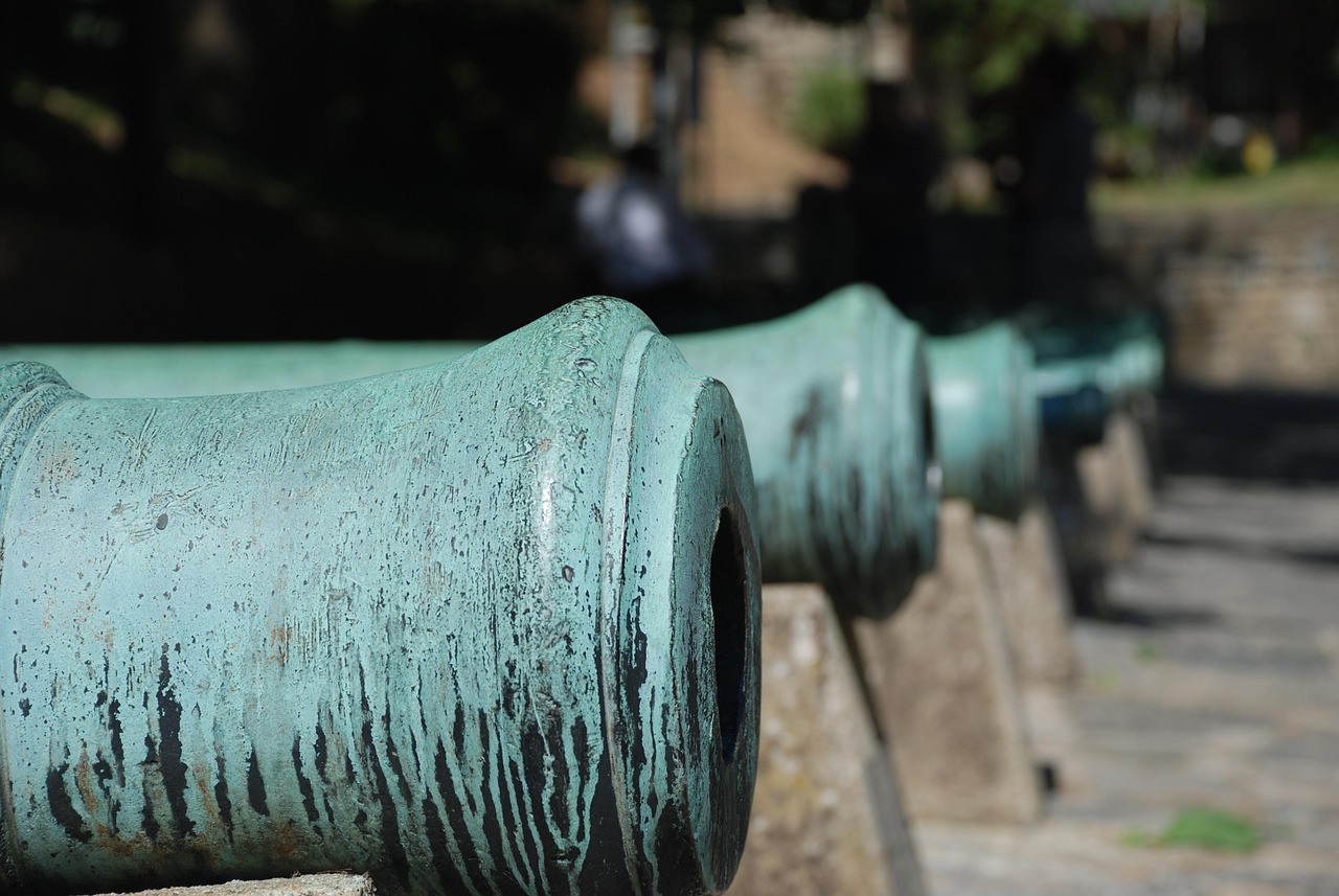 Hileras de cañones históricos de bronce conservados dentro del recinto de la fortaleza Rumeli Hisarı.
