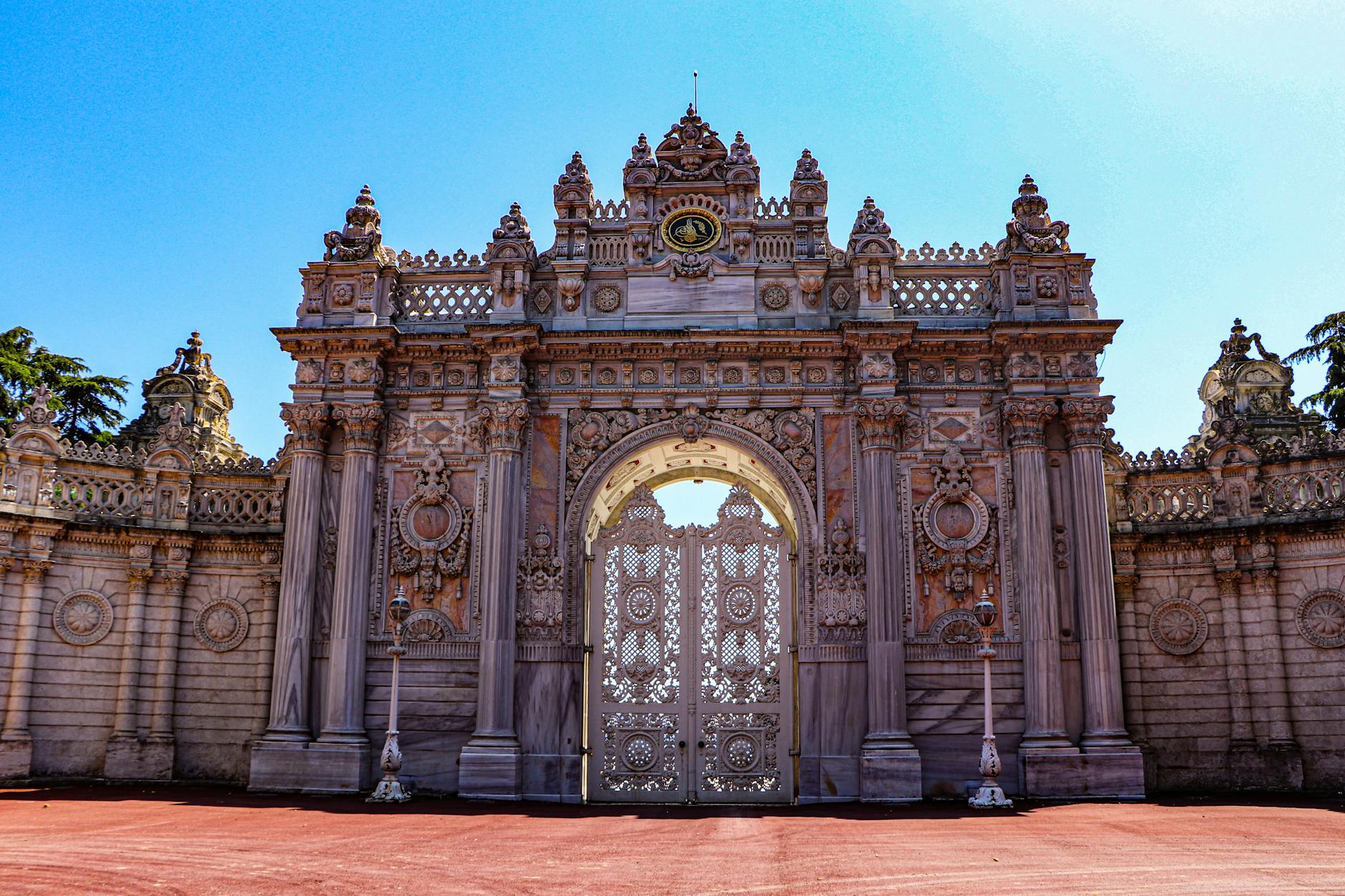 La majestuosa Puerta Imperial del Palacio de Dolmabahçe destaca por su intrincada arquitectura de mármol.