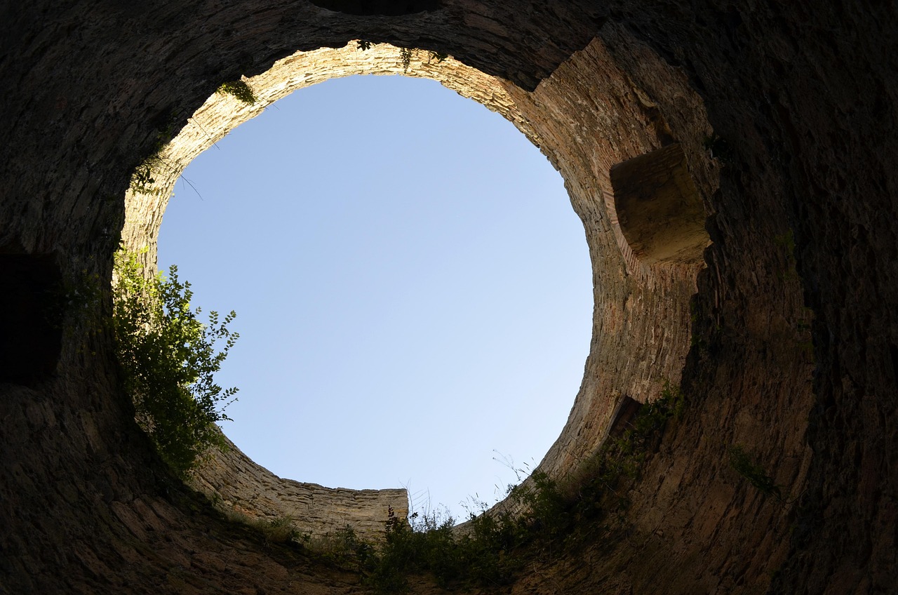 Vista del cielo desde el interior de una torre en las murallas antiguas.