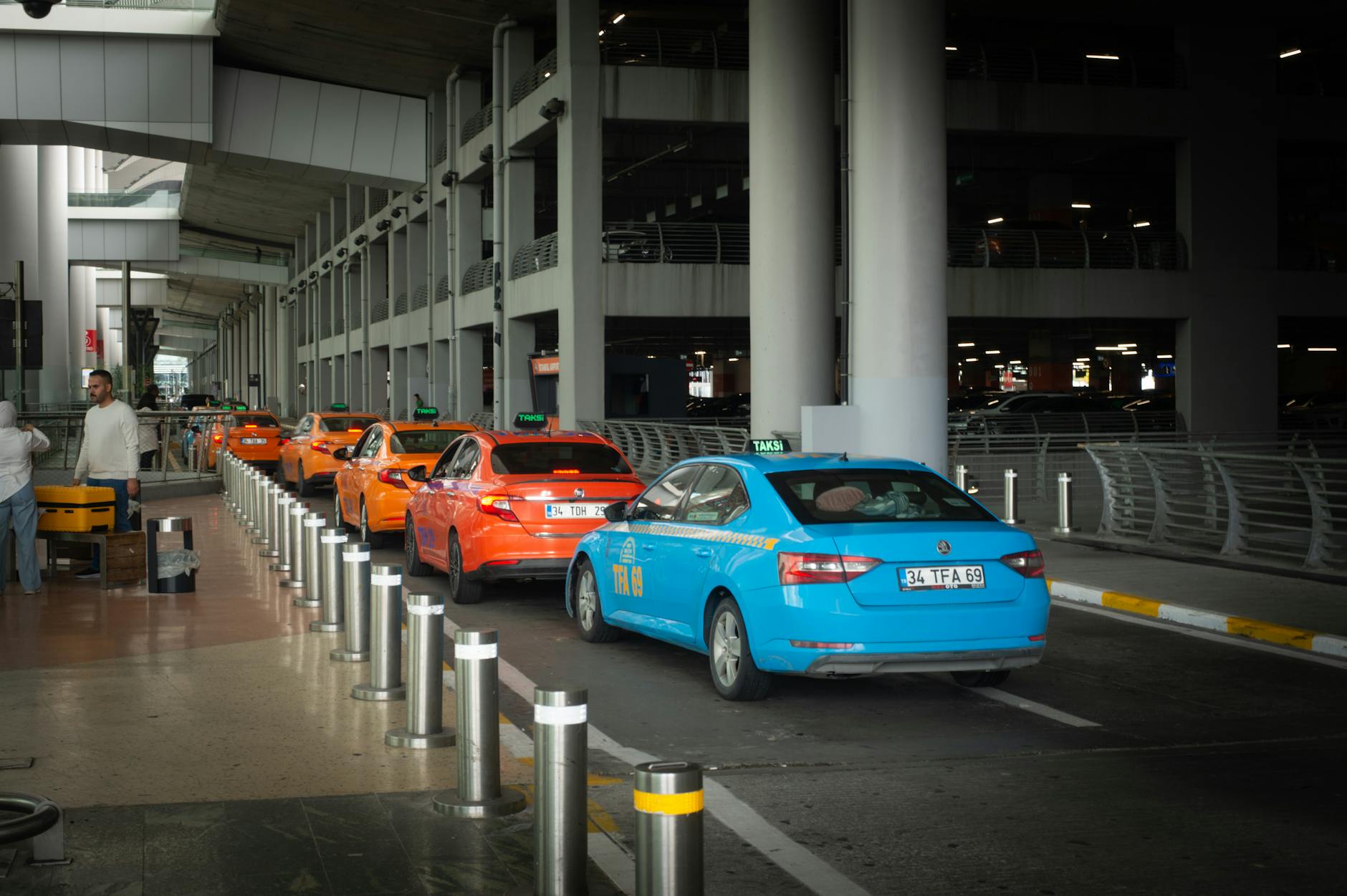 Fila de taxis azules y amarillos en la parada del aeropuerto de Estambul.