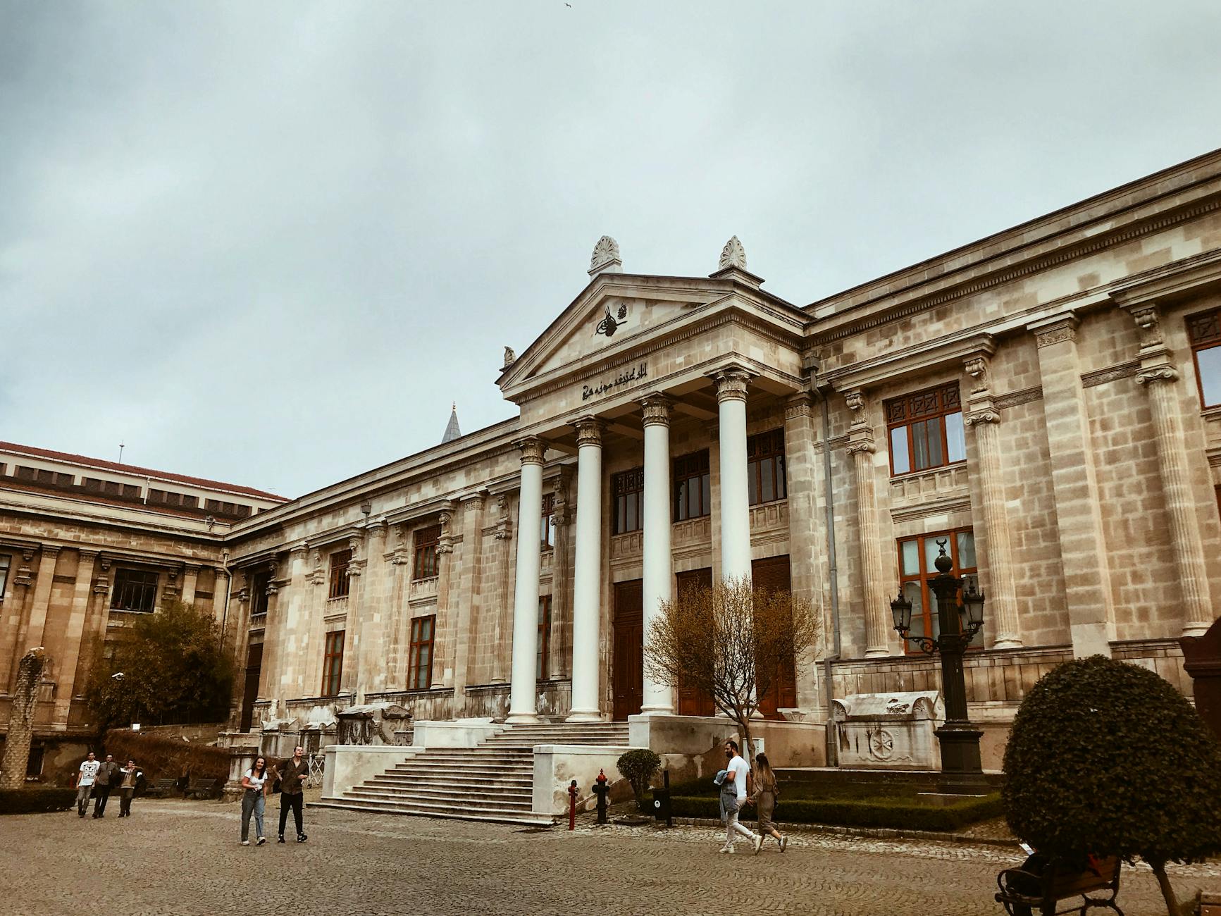 Entrada principal del Museo de Arqueología de Estambul con columnas de estilo clásico.