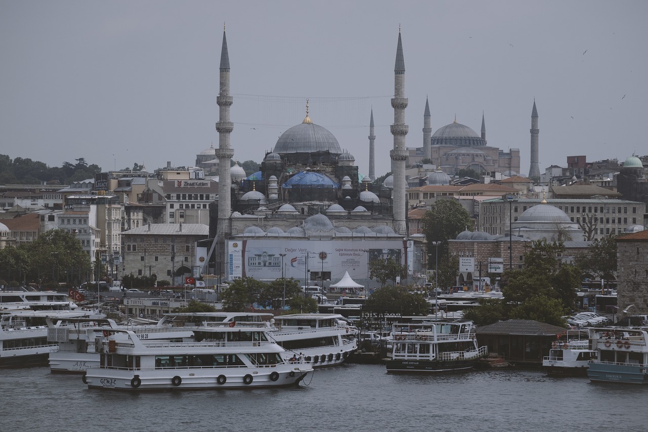 Puerto de Eminönü con barcos de pasajeros y la Mezquita Nueva al fondo.