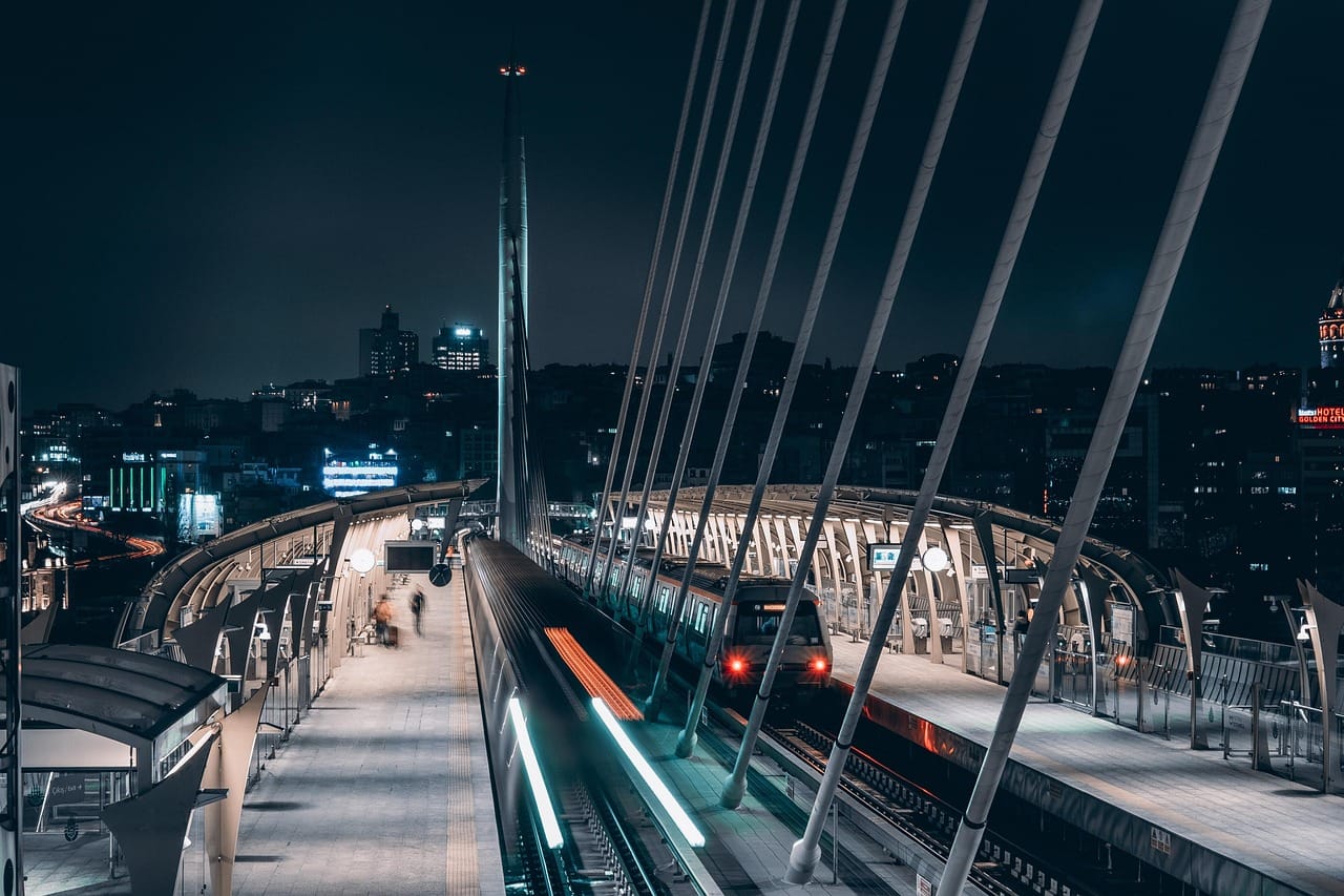 Cómo moverse por Estambul de noche con ferris nocturnos metro 24 horas y consejos de transporte seguro