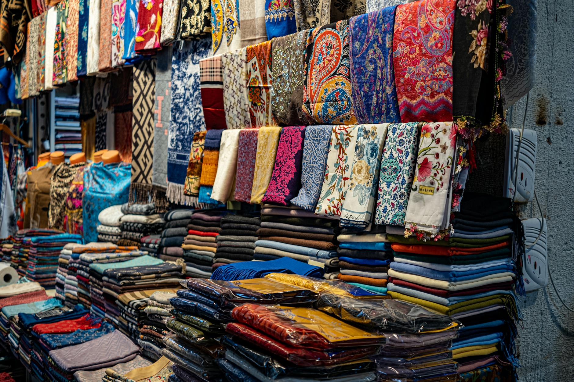 Tienda tradicional en Estambul con productos textiles aptos para la devolución de impuestos.