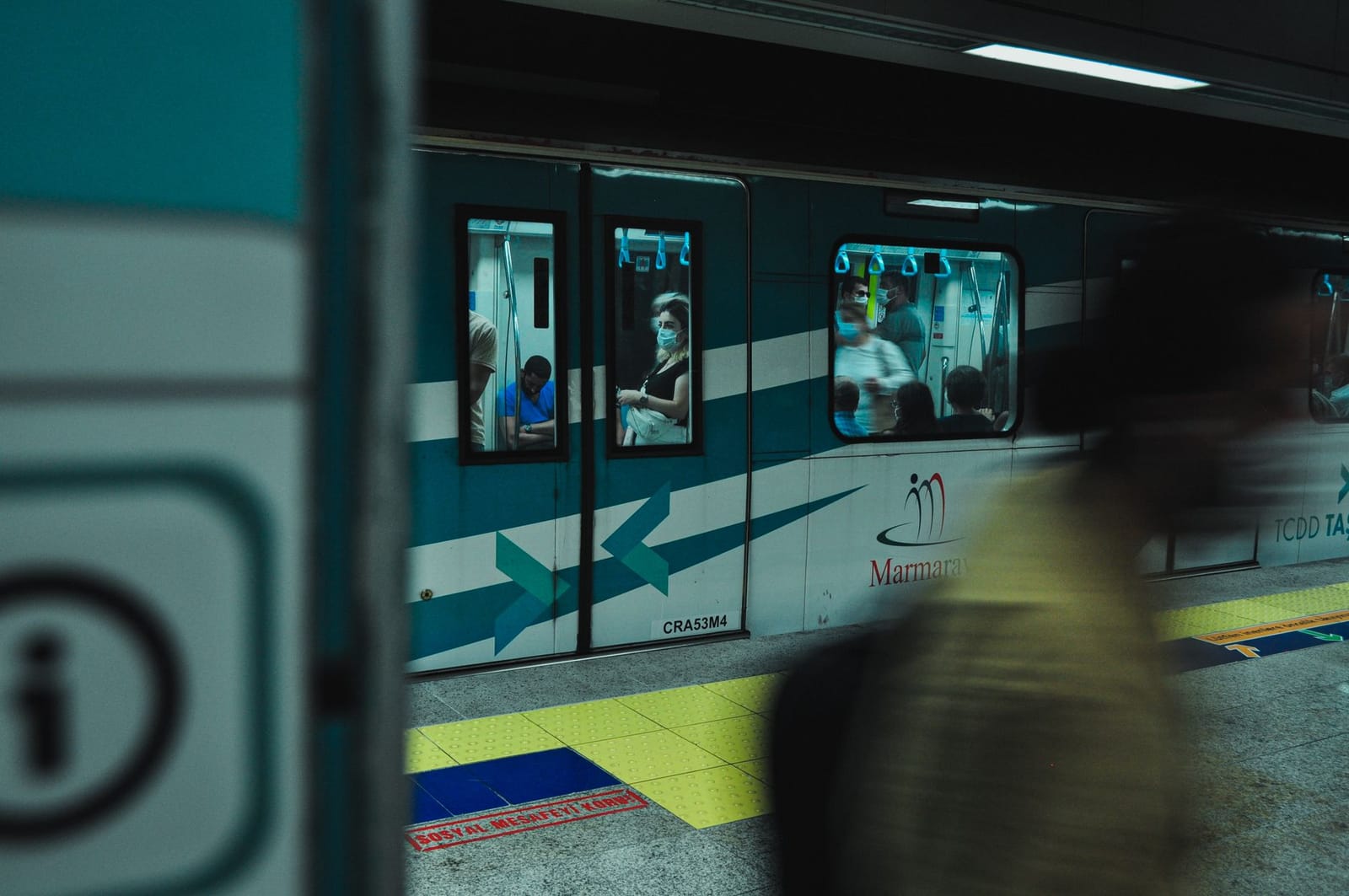 Tren Marmaray detenido en el andén de una estación subterránea en Estambul.