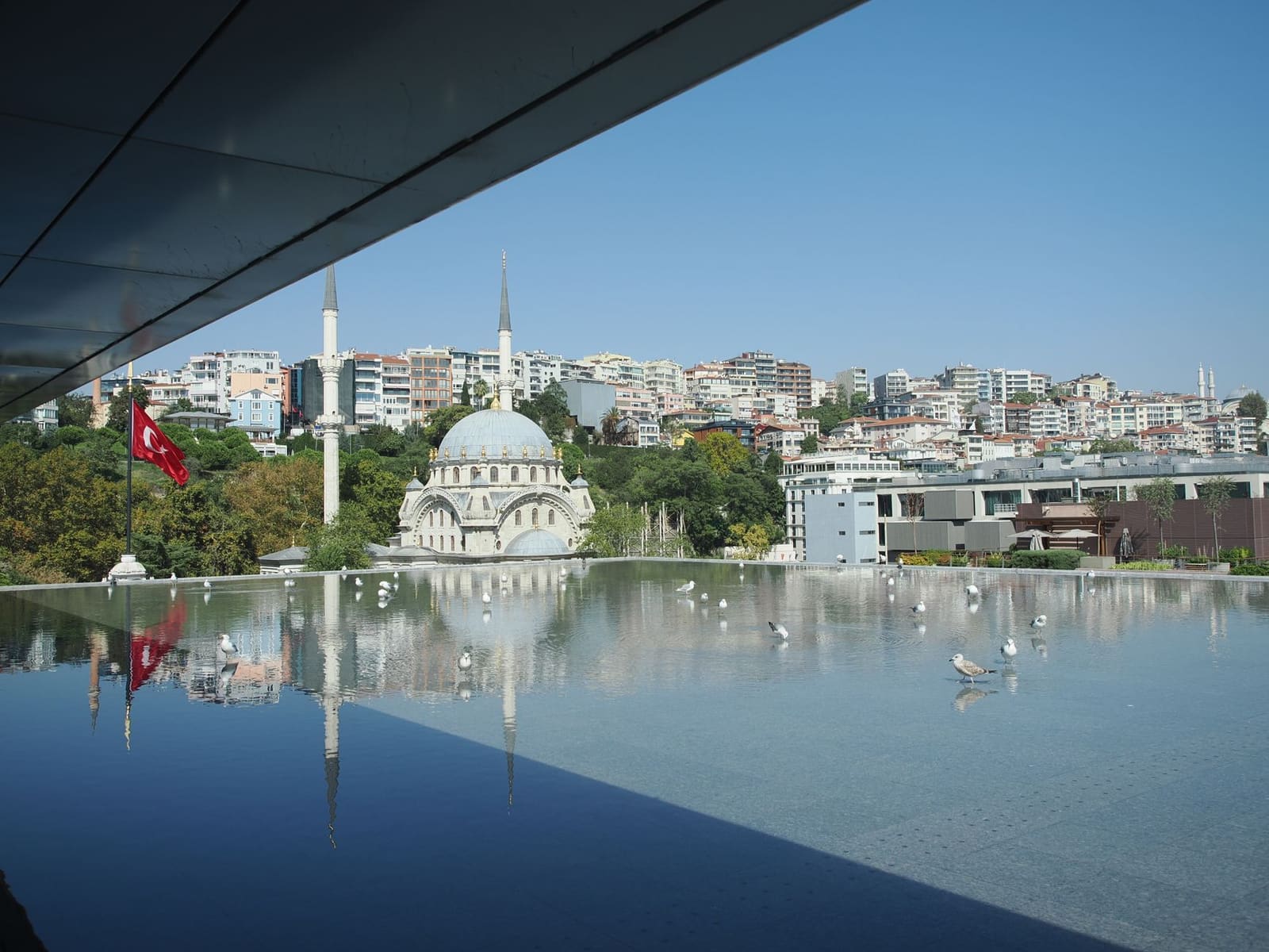 Terraza con estanque reflectante del museo Istanbul Modern frente a la mezquita.