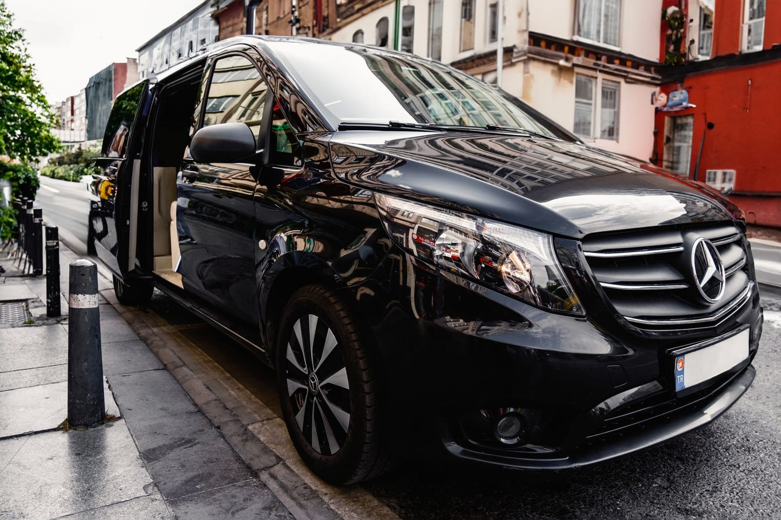 Furgoneta de transporte privado esperando a los viajeros en una calle de Estambul.
