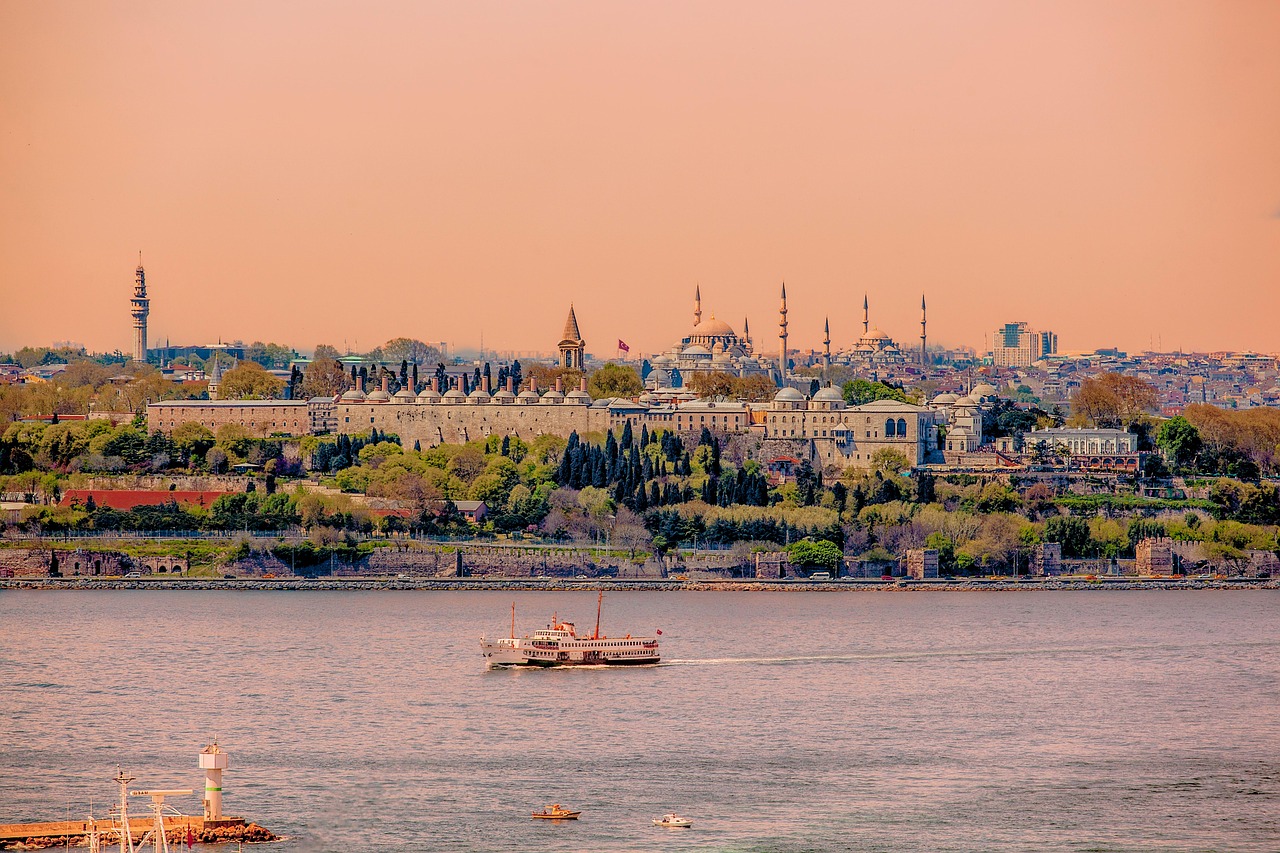 Vista panorámica del palacio Topkapi y el perfil de Estambul desde el mar.