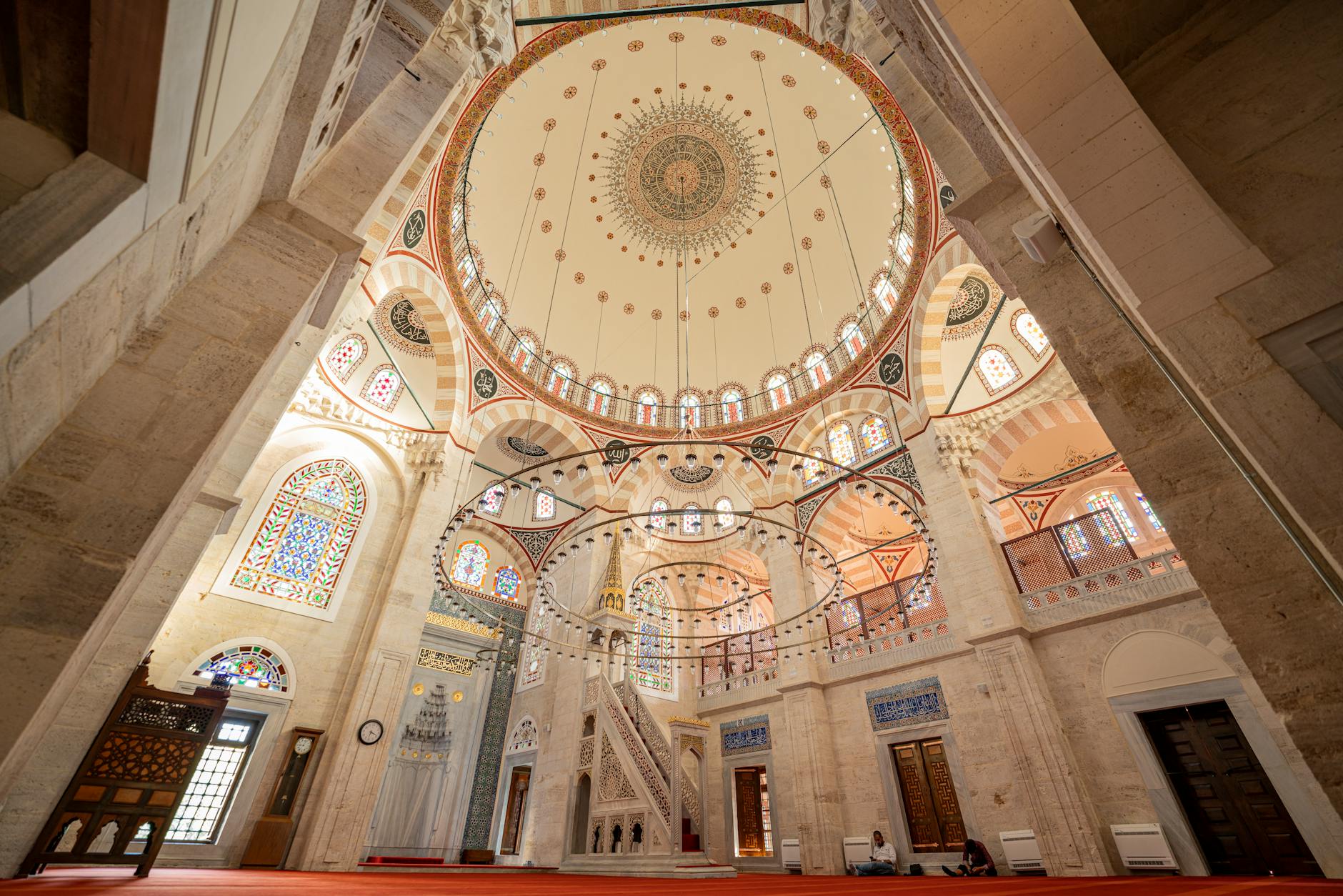 Vista panorámica del interior de la mezquita Kılıç Ali Paşa con su impresionante lámpara central.