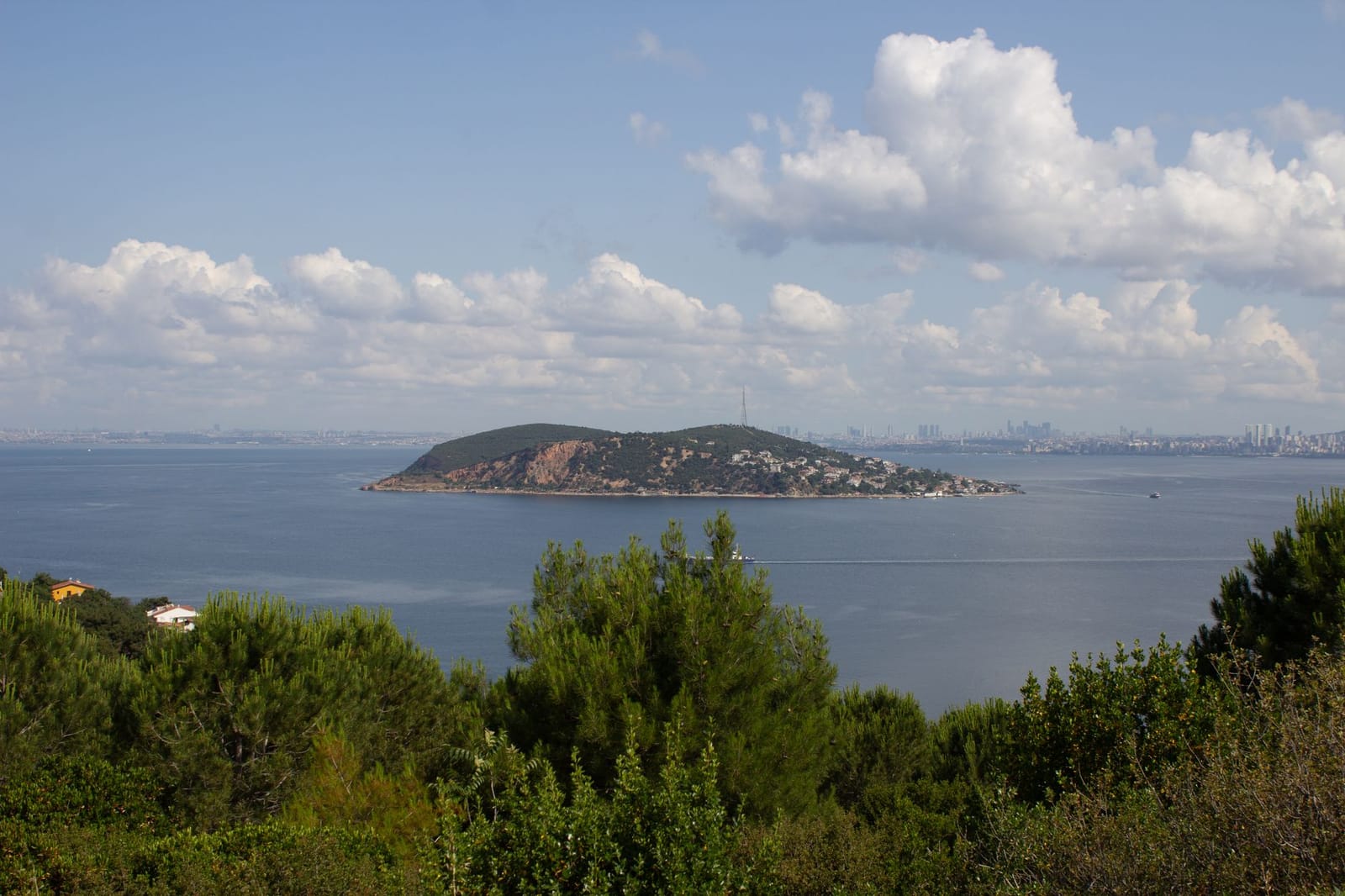 Vista panorámica de Kınalıada destacando su relieve sobre el mar azul.