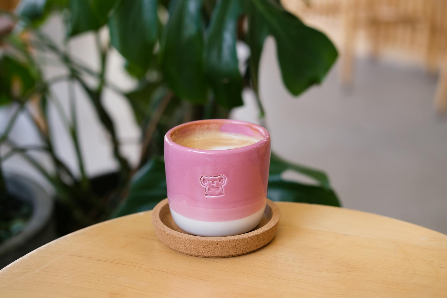 Taza de café rosa con un koala en una cafetería de Suadiye.