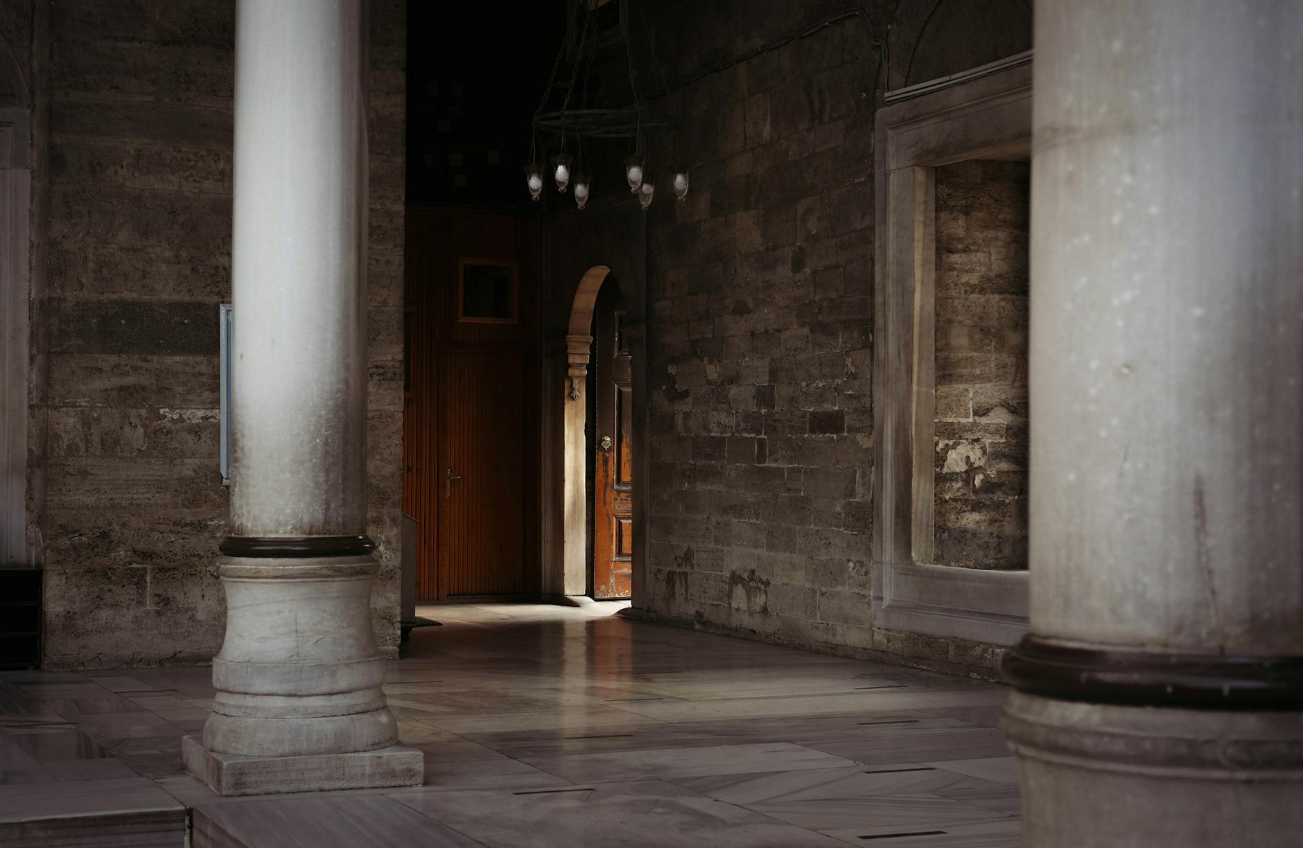 Interior sereno de la iglesia de Pequeña Santa Sofía con suelo alfombrado y luz suave.
